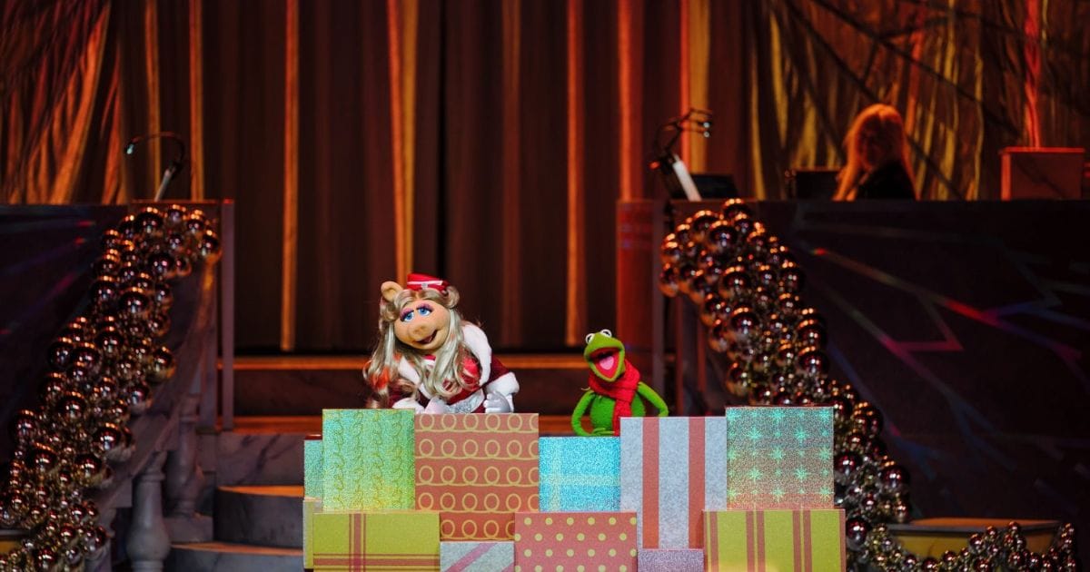 Kermit the Frog and Miss Piggy on stage at Disney Holidays in Hollywood