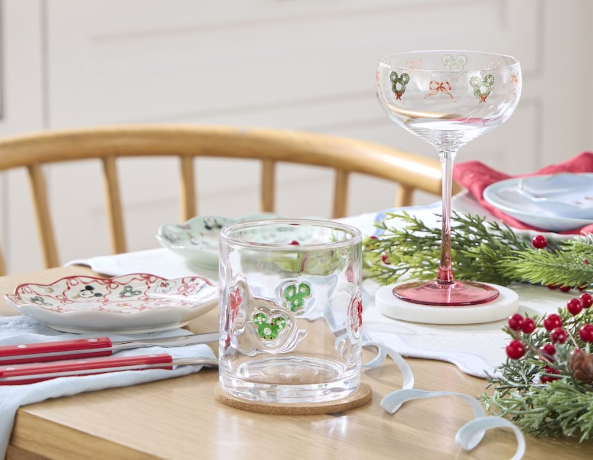 The Mickey Mouse Icon Winter Wishes Stem Glass featuring a snowy base