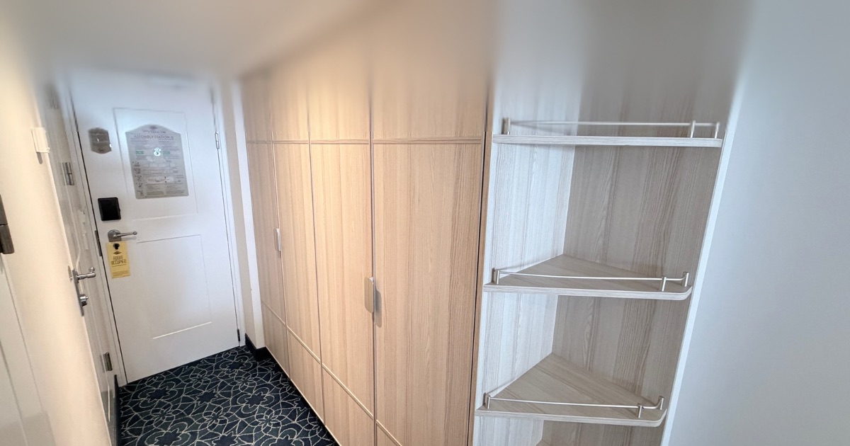 Additional angle of the beds in Disney Treasure Room 10550